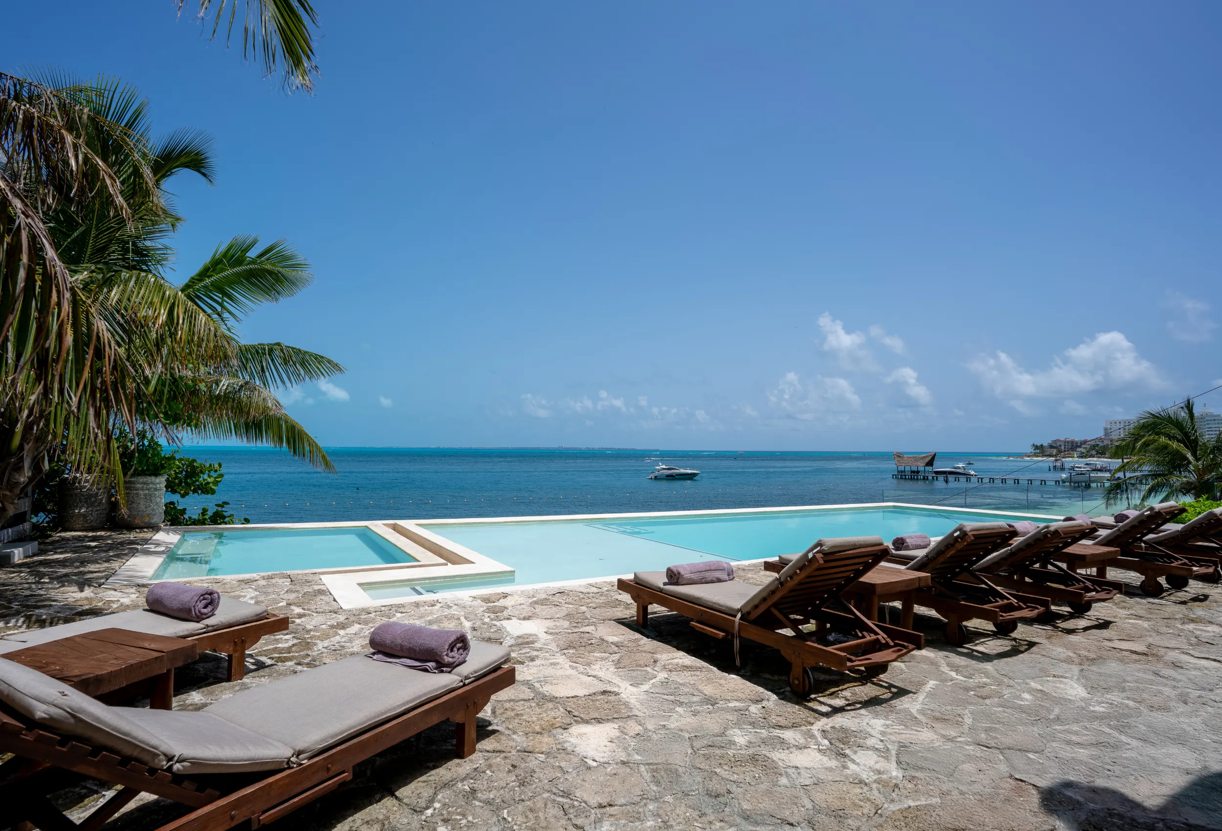 CASAZUL-Private beachfront villa with infinity pool and ocean views.