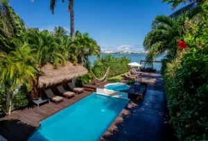 POKTAPOK 28 D-Villa facing the lagoon, with terrace, private pool and jacuzzi.