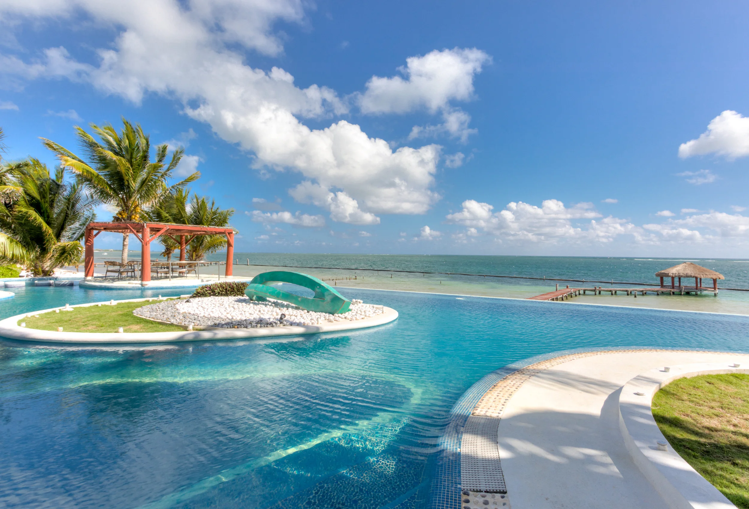 VILLA ALMA-Paradisiaca Villa in the Riviera Maya, with large gardens, direct access to the beach, pool and terrace.