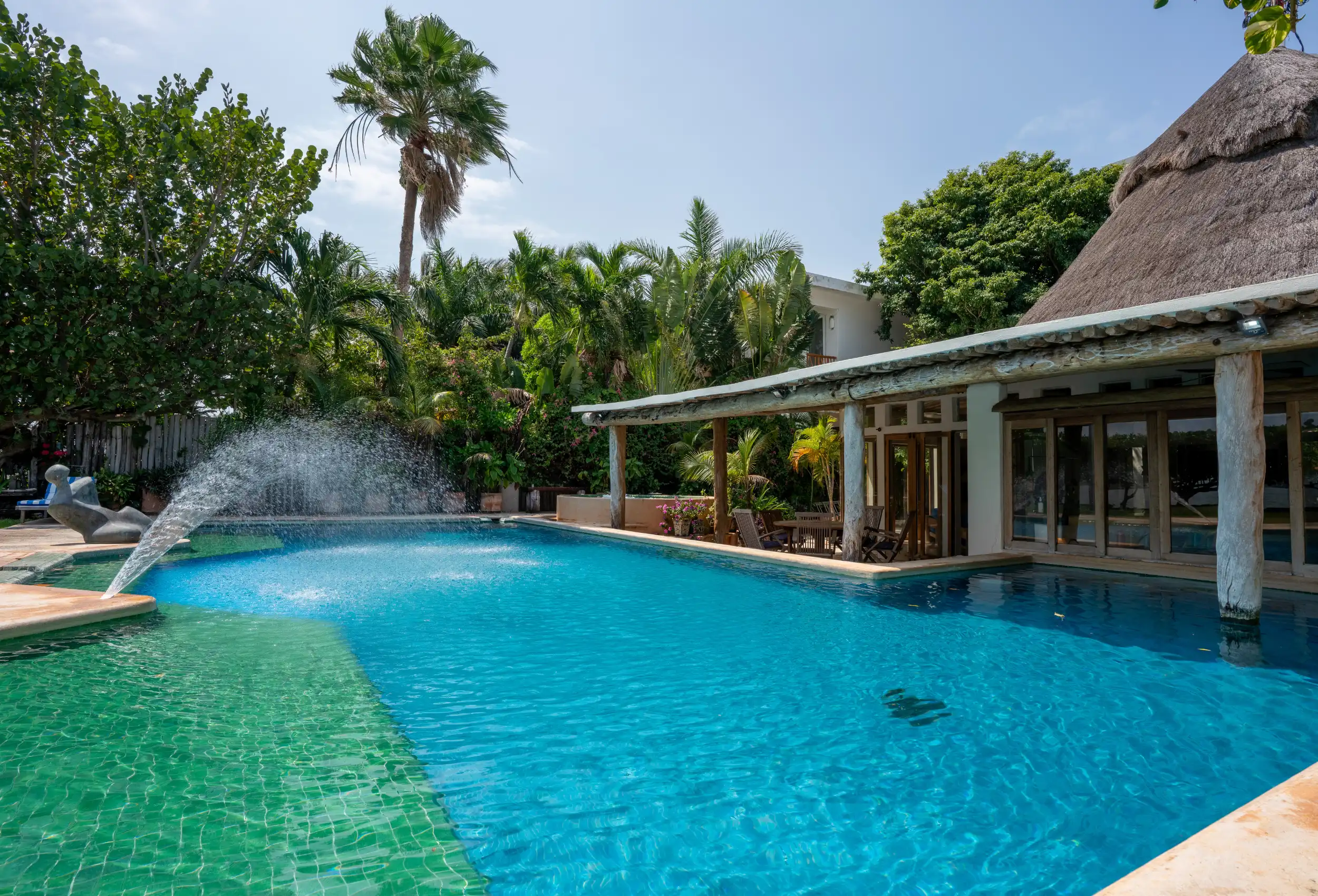 VILLA CASTILLO-Frente a la laguna, con muelle privado, jardín y alberca.