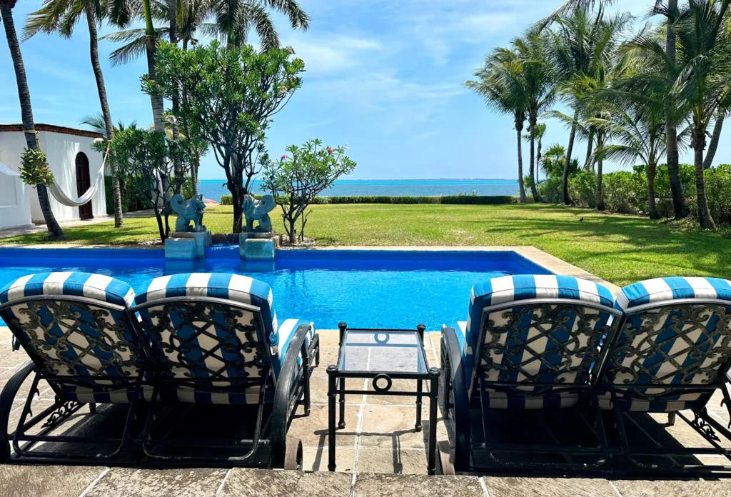 VILLA DEL SOL-VILLA ESTILO COLONIAL CON VISTA Y ACCESO A LA PLAYA.