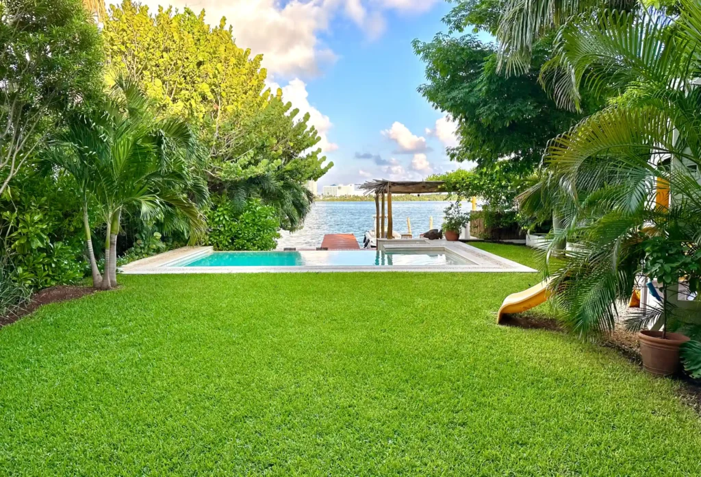 VILLA LA CEIBA-Villa en frente de la laguna con muelle privado, alberca y terraza.