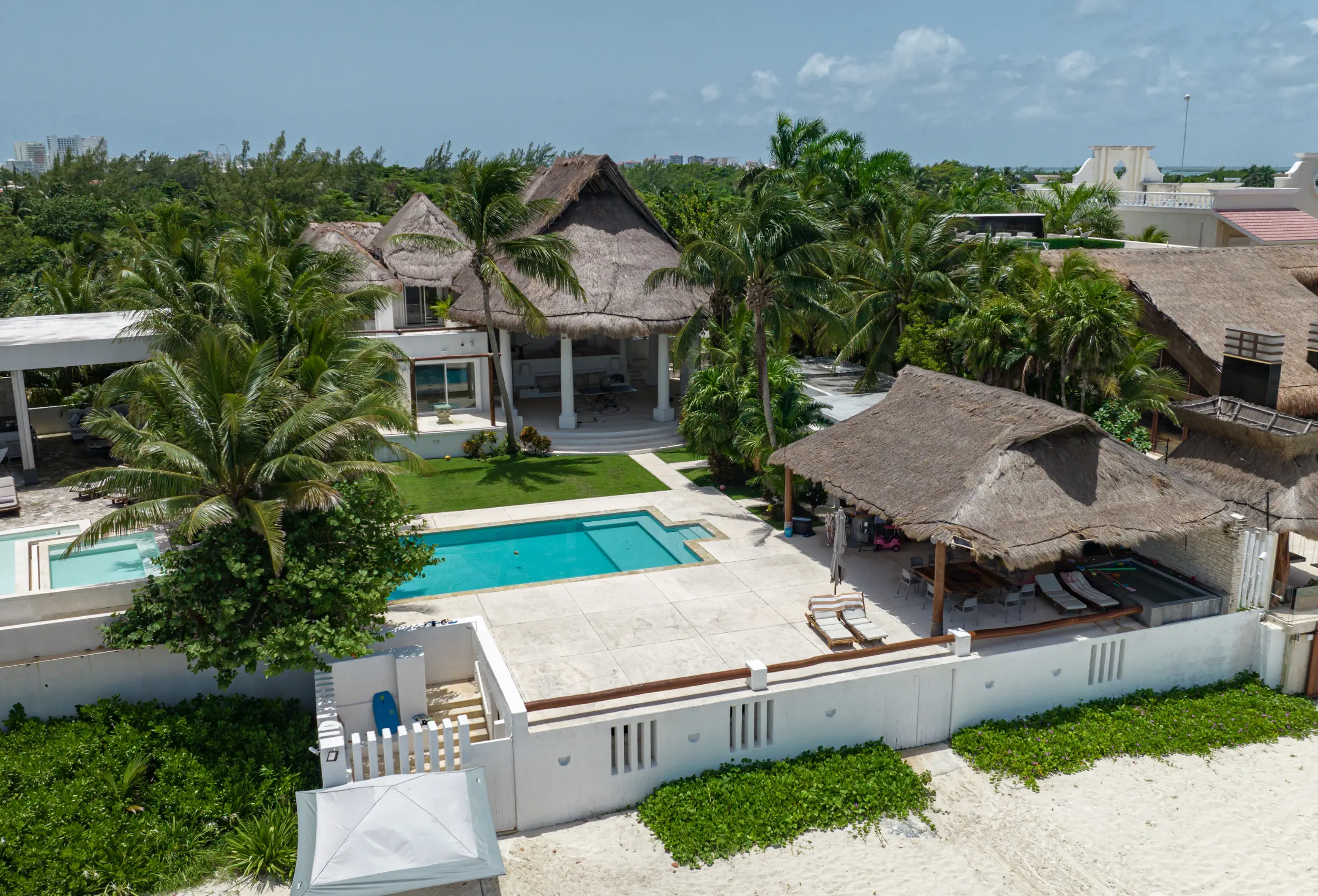 VILLA LAGARTIJAS-Villa frente a la playa en privilegiada zona en cancún, con alberca y jacuzzi.