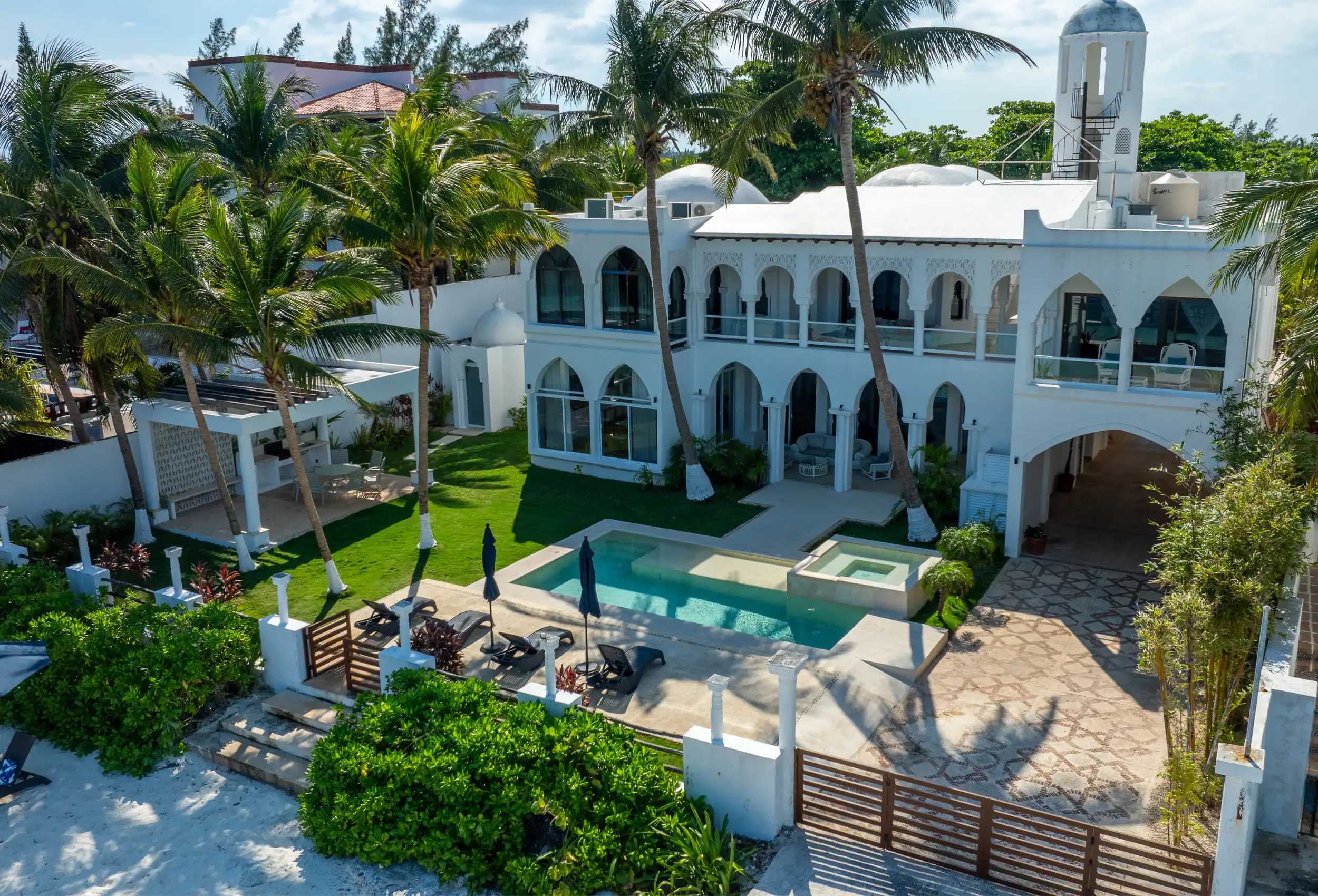 VILLA MORISKA-Villa única frente a la playa, con alberca, jacuzzi y camastros.